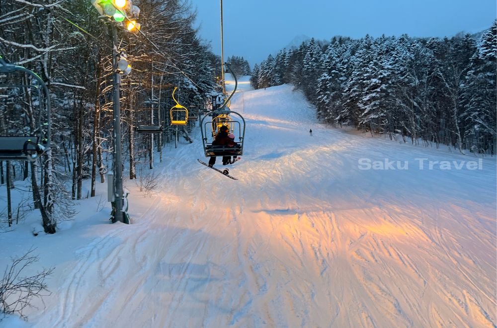 富良野スキー場のリフトに乗っている様子